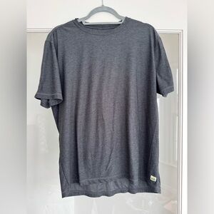 Vuori men’s tee shirt size Medium